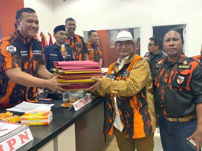 Ketua MPC Pemuda Pancasila Kabupaten Bogor, M. Yunus PBA didampingi Sekretaris MPC, Robby saat menyerahkan berkas MPC