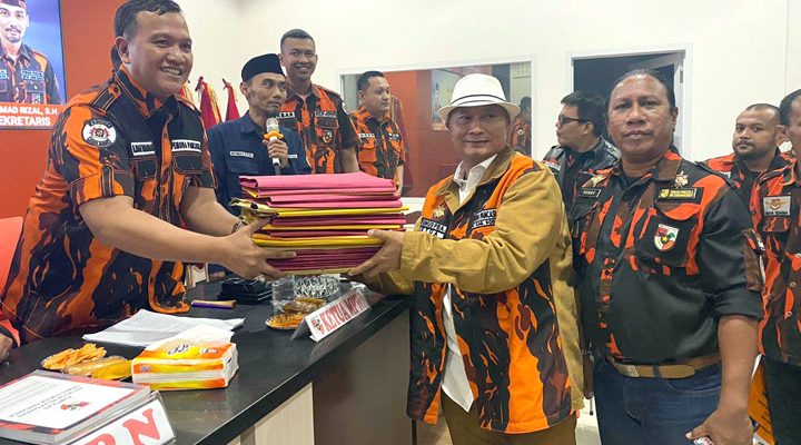 Ketua MPC Pemuda Pancasila Kabupaten Bogor, M. Yunus PBA didampingi Sekretaris MPC, Robby saat menyerahkan berkas MPC