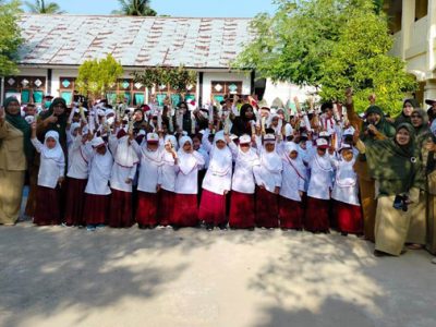 Foto bersama usai mengikuti Masa Pengenalan Lingkungan Sekolah (MPLS) di tahun ajaran baru