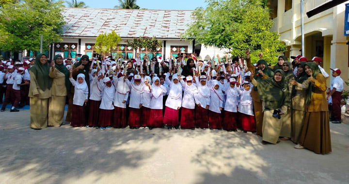 Foto bersama usai mengikuti Masa Pengenalan Lingkungan Sekolah (MPLS) di tahun ajaran baru