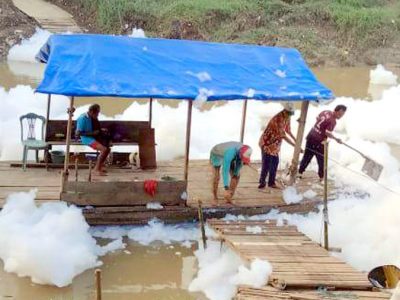 gumpalan busa di Sungai Cileungi, Kampung Parung, Desa Bojong Kulur, Kecamatan Gunung Putri, Kabupaten Bogor