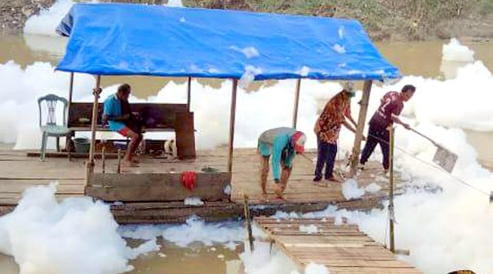 gumpalan busa di Sungai Cileungi, Kampung Parung, Desa Bojong Kulur, Kecamatan Gunung Putri, Kabupaten Bogor
