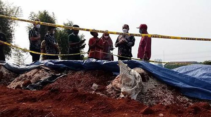 Lokasi penimbunan beras bansos tampak sudah dipasangi garis polisi