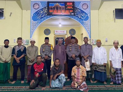 Kepolisian Resor (Polres) Lampung Utara beserta polsek dan jajarannya melaksanakan kegiatan Safari Subuh dengan melaksanakan Sholat Subuh berjama'ah bersama warga