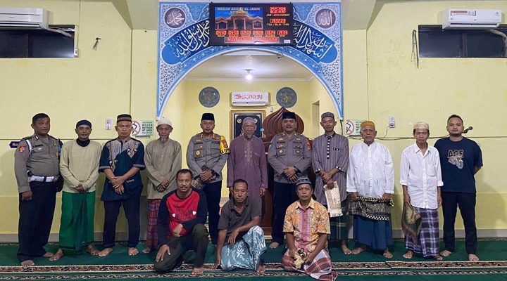 Kepolisian Resor (Polres) Lampung Utara beserta polsek dan jajarannya melaksanakan kegiatan Safari Subuh dengan melaksanakan Sholat Subuh berjama'ah bersama warga