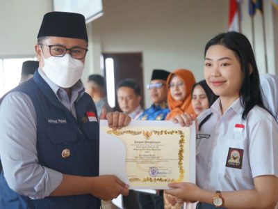 Wali Kota Sukabumi, Achmad Fahmi menyerahkan beasiswa kepada 66 orang calon mahasiswa untuk berkuliah di Universitas Nusa Putra
