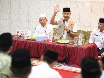 Gubernur Jawa Tengah, Ganjar Pranowo menyerahkan bantuan Pembangkit Listrik Tenaga Surya (PLTS) Rooftop senilai Rp 60 juta untuk Pondok Pesantren Darul Falah Jekulo, Kabupaten Kudus, Jumat 3 Februari.