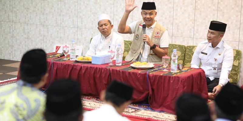 Gubernur Jawa Tengah, Ganjar Pranowo menyerahkan bantuan Pembangkit Listrik Tenaga Surya (PLTS) Rooftop senilai Rp 60 juta untuk Pondok Pesantren Darul Falah Jekulo, Kabupaten Kudus, Jumat 3 Februari.