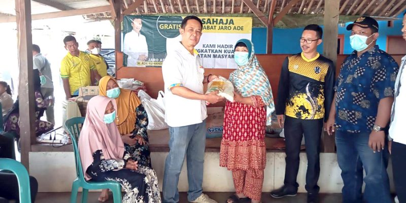 Sahabat Jaro Ade atau SAHAJA, Kecamatan Tajurhalang, Kabupaten Bogor menggelar aksi sosial berupa pembagian ratusan paket sembako dan pengobatan gratis