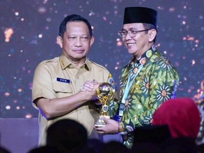 Menteri Dalam Negeri, Muhammad Tito Karnavian memberikan penghargaan Universal Health Coverage (UHC) atau Cakupan Kesehatan Semesta kepada Penjabat Bupati Bekasi, Dani Ramdan di Gedung Balai Sudirman, Tebet, Jakarta Selatan