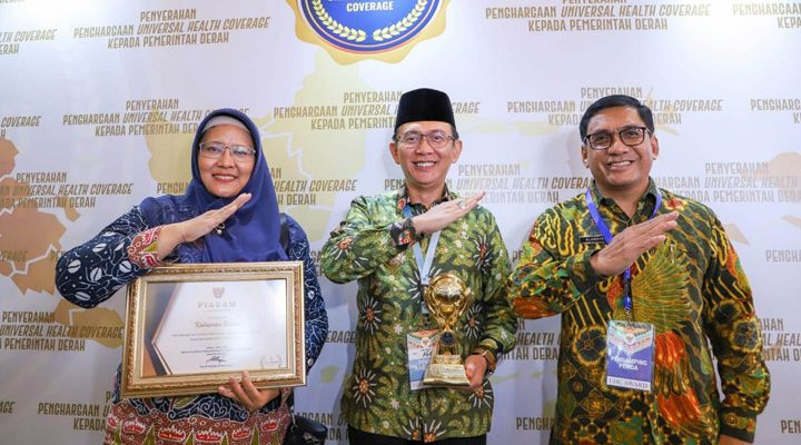 Pemerintah Kabupaten Bekasi menerima penghargaan atas capaian jaminan kesehatan semesta atau Universal Health Coverage (UHC) dari pemerintah pusat di acara UHC Award 2023 di Gedung Balai Sudirman, Tebet, Jakarta Selatan, Selasa (14/03/2023).