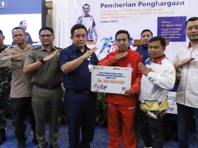 Sekda Kabupaten Bekasi, Dedy Supriyadi memberikan penghargaan kepada atlet dan pelatih berprestasi peraih medali pada Porprov XIV, Peparda VI Jawa Barat dan Asean Para Games XI Tahun 2022, di Hotel Sahid Jaya Lippo Cikarang, Selasa (21/03/2023).