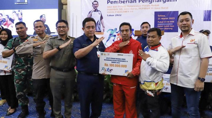 Sekda Kabupaten Bekasi, Dedy Supriyadi memberikan penghargaan kepada atlet dan pelatih berprestasi peraih medali pada Porprov XIV, Peparda VI Jawa Barat dan Asean Para Games XI Tahun 2022, di Hotel Sahid Jaya Lippo Cikarang, Selasa (21/03/2023).