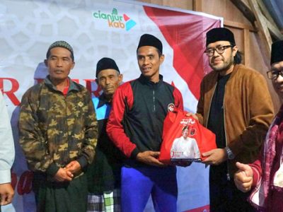 Ketua DPD PDI Perjuangan Jawa Barat, Ono Surono mengajak anak dan istrinya untuk memilih sahur pertama ramadhan tahun ini di lokasi penampungan korban bencana gempa, di Cigenang, Cianjur