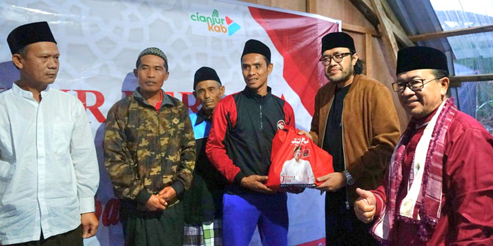 Ketua DPD PDI Perjuangan Jawa Barat, Ono Surono mengajak anak dan istrinya untuk memilih sahur pertama ramadhan tahun ini di lokasi penampungan korban bencana gempa, di Cigenang, Cianjur