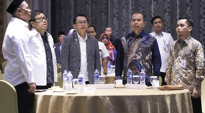Pj Bupati Bekasi Dani Ramdan menggelar silaturahmi dengan anggota DPR RI Daerah Pemilihan (Dapil) VII Jawa Barat di Holiday Inn Jababeka Cikarang, Rabu (15/03/2023).