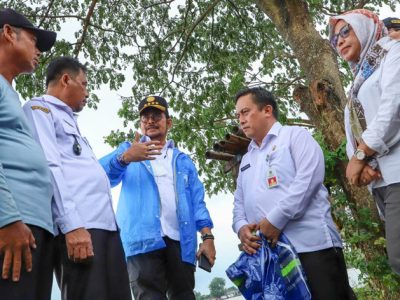 Sekretaris Daerah (Sekda) Kabupaten Bekasi Dedy Supriyadi, mewakili Pj Bupati Bekasi, mendampingi Menteri Pertanian (Mentan) RI, Syahrul Yasin Limpo, meninjau sawah yang tergenang banjir di Desa Sukabakti Kecamatan Tambelang, Rabu (1/3/2023).