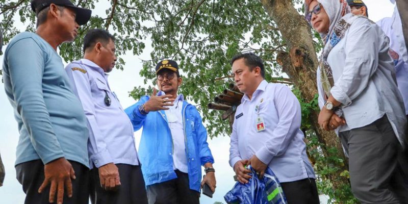 Sekretaris Daerah (Sekda) Kabupaten Bekasi Dedy Supriyadi, mewakili Pj Bupati Bekasi, mendampingi Menteri Pertanian (Mentan) RI, Syahrul Yasin Limpo, meninjau sawah yang tergenang banjir di Desa Sukabakti Kecamatan Tambelang, Rabu (1/3/2023).