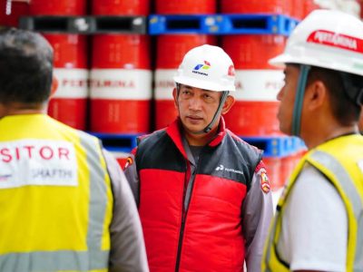 apolri Jenderal Listyo Sigit Prabowo beserta pihak terkait meninjau langsung lokasi utama kebakaran Depo Pertamina Plumpang, Jakarta Utara