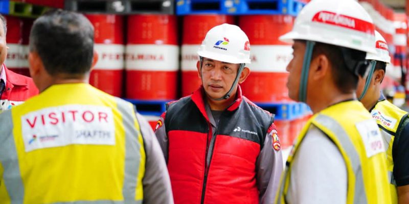 apolri Jenderal Listyo Sigit Prabowo beserta pihak terkait meninjau langsung lokasi utama kebakaran Depo Pertamina Plumpang, Jakarta Utara