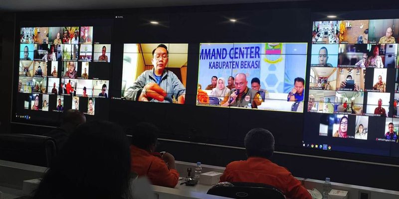 Pj. Bupati Bekasi Dani Ramdan memimpin rapat virtual pengumuman peningkatan status tanggap darurat bencana Kabupaten Bekasi, di Ruang Command Center Diskominfosantik, Komplek Pemkab Bekasi Cikarang Pusat, pada Selasa (28/02/2023).