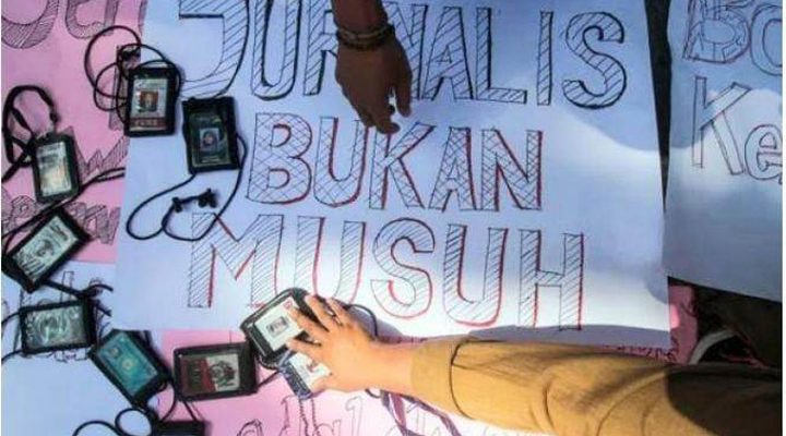 Ketua DPD Persatuan Wartawan Online (IWO) Kabupaten Bogor, Yudhi Kurniawan mengecam pelarangan wartawan yang hendak mengambil foto saat rekapitulasi suara Pemilihan Kepala Desa (Pilkades