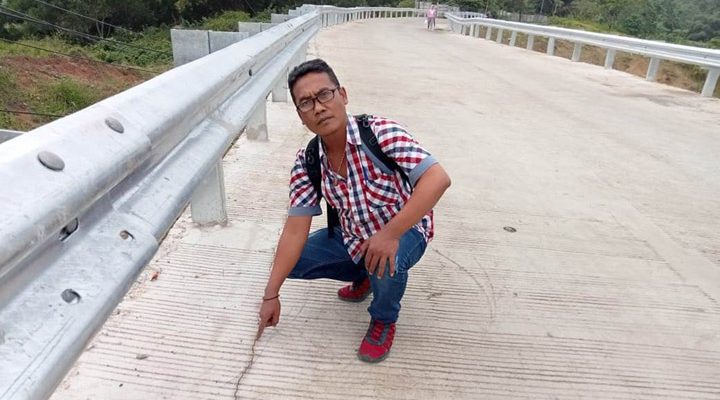 Mahendra Sirait Wartawan Media Indonews saat dilokasi Jalan Cicau-Serang, Rabu (01/03/2023)