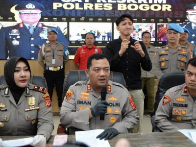 Polsek Cileungsi, Polres Bogor berhasil mengungkap aksi pencurian dengan kekerasan yang menyebabkan seorang wanita berinisial RR (33) meninggal dunia