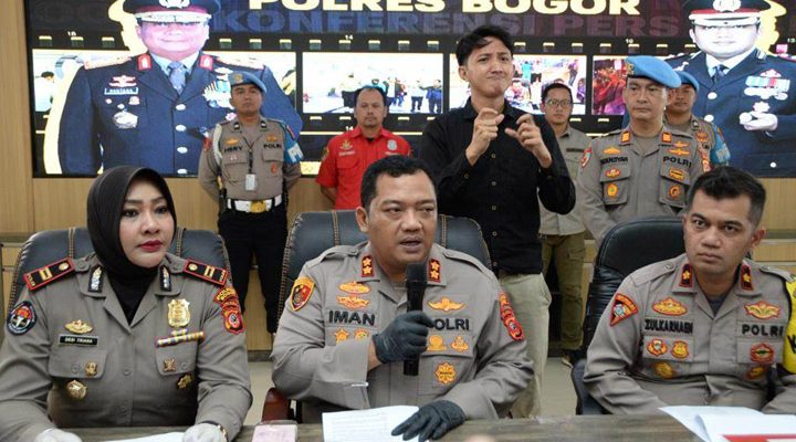 Polsek Cileungsi, Polres Bogor berhasil mengungkap aksi pencurian dengan kekerasan yang menyebabkan seorang wanita berinisial RR (33) meninggal dunia