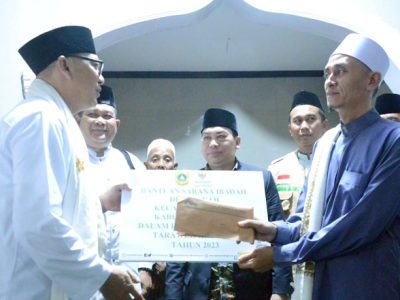 Pelaksana Tugas (Plt) Bupati Bogor Iwan Setiawan saat menyerahkan bantuan untuk DKM dan Marbot Masjid At Thoyyibah, Desa Babakan, Kecamatan Tenjo