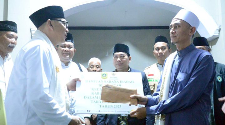 Pelaksana Tugas (Plt) Bupati Bogor Iwan Setiawan saat menyerahkan bantuan untuk DKM dan Marbot Masjid At Thoyyibah, Desa Babakan, Kecamatan Tenjo