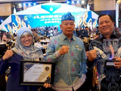 Plt. Bupati Bogor Iwan Setiawan diwakili Sekretaris Daerah (Sekda) Kabupaten Bogor Burhanudin dengan didampingi Kepala Bappedalitbang Kabupaten Bogor membawa pulang penghargaan yang diserahkan pada Musrenbang Jawa Barat tahun 2023