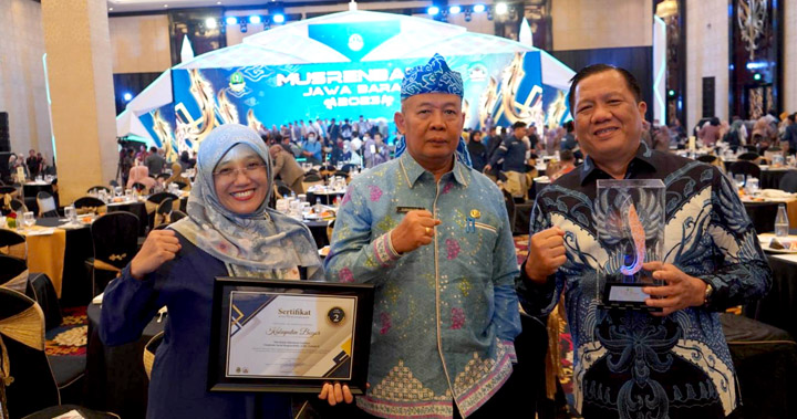 Plt. Bupati Bogor Iwan Setiawan diwakili Sekretaris Daerah (Sekda) Kabupaten Bogor Burhanudin dengan didampingi Kepala Bappedalitbang Kabupaten Bogor membawa pulang penghargaan yang diserahkan pada Musrenbang Jawa Barat tahun 2023