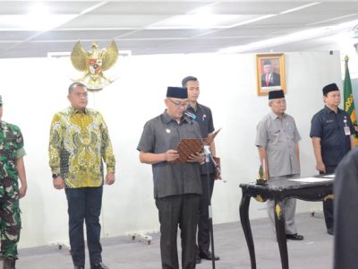 Plt. Bupati Bogor Iwan Setiawan melantik sejumlah pejabat Eselon III dan IV lingkup Pemerintah Kabupaten (Pemkab) Bogor, di Ruang Rapat I, Sekretariat Daerah, Cibinong, Selasa (11/4)