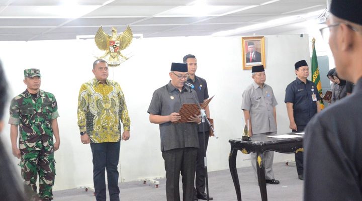 Plt. Bupati Bogor Iwan Setiawan melantik sejumlah pejabat Eselon III dan IV lingkup Pemerintah Kabupaten (Pemkab) Bogor, di Ruang Rapat I, Sekretariat Daerah, Cibinong, Selasa (11/4)