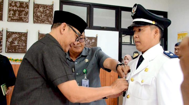 Plt. Bupati Bogor, Iwan Setiawan melantik Kepala Desa Jambuluwuk Kecamatan Ciawi antar waktu masa bakti 2023-2025, Dedi, di Aula Kantor Kecamatan Ciawi, Kamis (30/3/23).