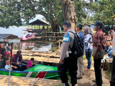 Kapolres Lampung Utara AKBP Kurniawan bersama para Pejabat Utama (PJU) memantau langsung situasi di lapangan, berikut mengecek personel yang melaksanakan tugas pengamanan