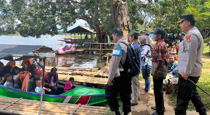 Kapolres Lampung Utara AKBP Kurniawan bersama para Pejabat Utama (PJU) memantau langsung situasi di lapangan, berikut mengecek personel yang melaksanakan tugas pengamanan