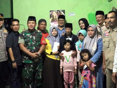 Plt. Bupati Bogor Iwan Setiawan lakukan takziah ke kediaaman korban bencana longsor di Kp Jogjogan RT.01/01 Desa Jogjogan Kecamatan Cisarua