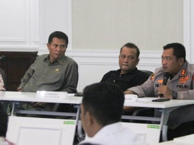 Sekretaris Daerah (Sekda) Kabupaten Bogor Burhanudin bersama Forum Koordinasi Perangkat Daerah (Forkopimda) dan kepala Perangkat Daerah melaksanakan rapat koordinasi (rakor) di Ruang Serbaguna I Setda, Kamis (6/4/2023).
