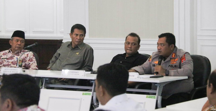 Sekretaris Daerah (Sekda) Kabupaten Bogor Burhanudin bersama Forum Koordinasi Perangkat Daerah (Forkopimda) dan kepala Perangkat Daerah melaksanakan rapat koordinasi (rakor) di Ruang Serbaguna I Setda, Kamis (6/4/2023).