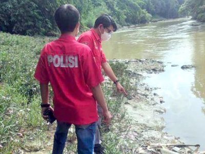Warga Cileungsi dikejutkan dengan matinya ratusan ikan di aliran sungai Cileungsi, Kabupaten Bogor
