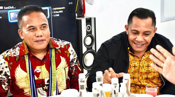 Bendahara Umum DPP BaraJP, Y. Pasomba (kiri)