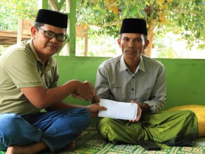 Liaison Officer H. Sudirman atau Haji Uma menyalurkan bantuan kepada orangtua almarhumah Yusnita Binti Malim Sabar, seorang mahasiswi asal Subulussalam yang meninggal dunia di Mesir