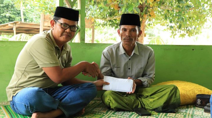 Liaison Officer H. Sudirman atau Haji Uma menyalurkan bantuan kepada orangtua almarhumah Yusnita Binti Malim Sabar, seorang mahasiswi asal Subulussalam yang meninggal dunia di Mesir