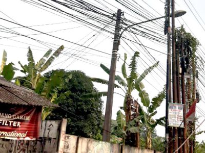 Sejumlah sarana penerangan jalan umum (PJU) di Jalan Raya Narogong, Desa Limusnunggal, Kecamatan Cileungsi Kabupaten Bogor tidak berfungsi alias padam