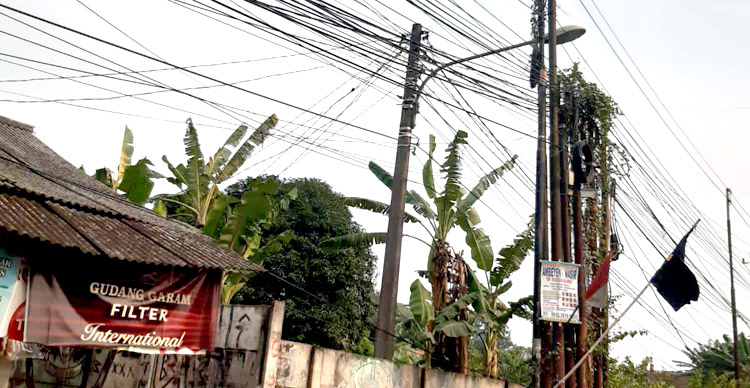 Sejumlah sarana penerangan jalan umum (PJU) di Jalan Raya Narogong, Desa Limusnunggal, Kecamatan Cileungsi Kabupaten Bogor tidak berfungsi alias padam