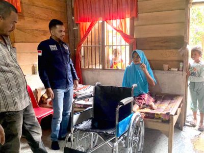 Anggota DPD RI asal Aceh, H. Sudirman yang akrab disapa Haji Uma melalui stafnya, Muhammad Furqan menyerahkan satu unit kursi roda kepada penderita stroke