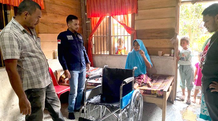 Anggota DPD RI asal Aceh, H. Sudirman yang akrab disapa Haji Uma melalui stafnya, Muhammad Furqan menyerahkan satu unit kursi roda kepada penderita stroke