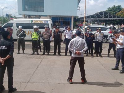 Dalam rangka persiapan mudik lebaran 2023, sejumlah angkutan umum yang berada di Terminal Cileungsi, Kabupaten Bogor Jawa Barat dilakukan pemeriksaan